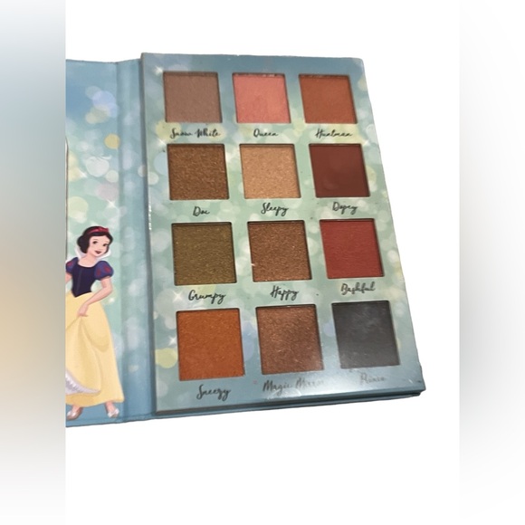 Disney Snow White and the Seven Dwarfs Eyeshadow Palette -12 Colors Brand New - Picture 2 of 2